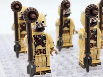 star-wars-tusken-raiders-with-gaderffii-stick-minifigure-set