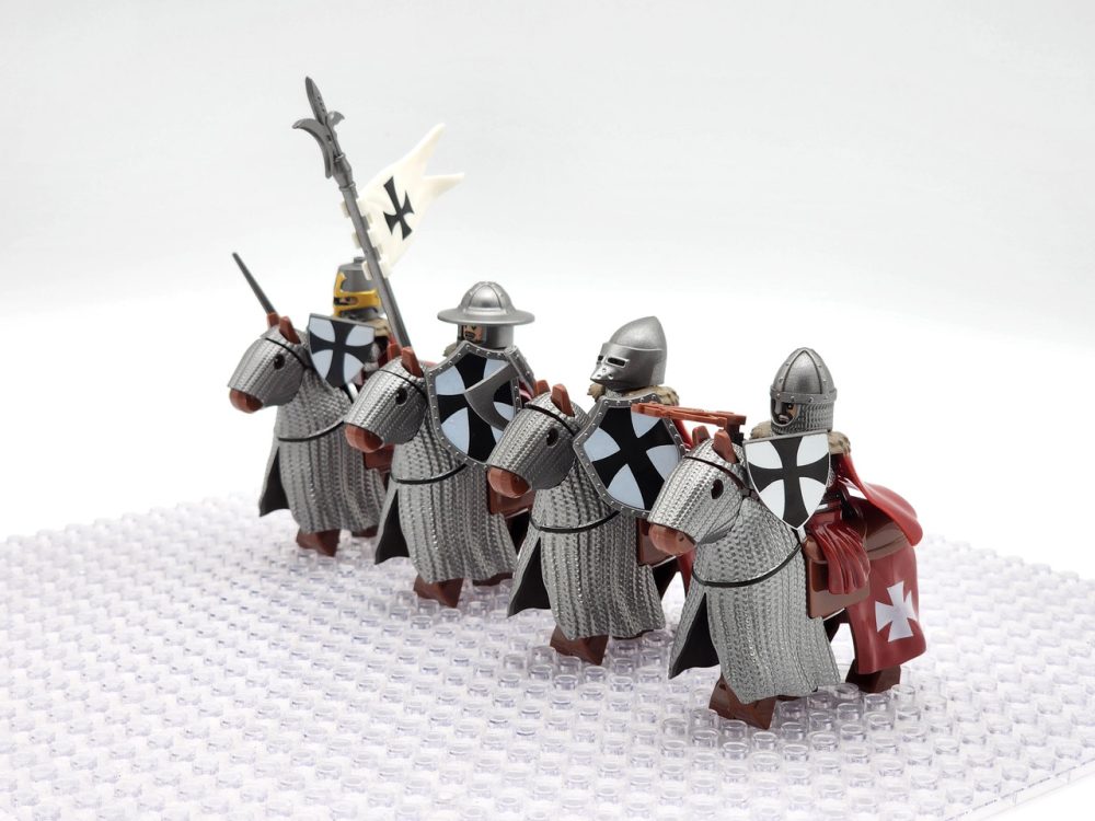 tripoli-mounted-knights-armored-warhorse-minifigure-set